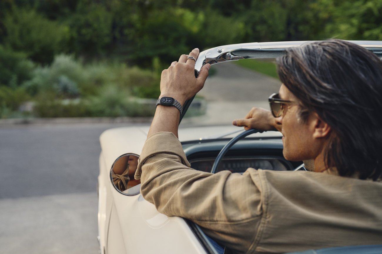 Discover the New Fitbit Edge: A Perfect Blend of Style and Functionality